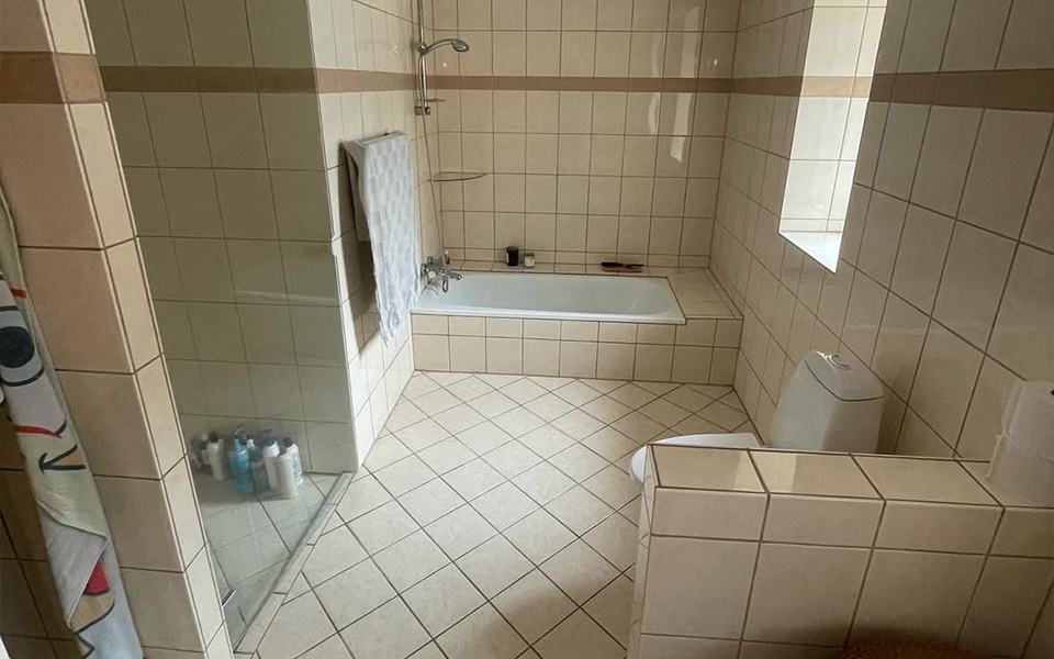 aeldre badevaerelse med badekar